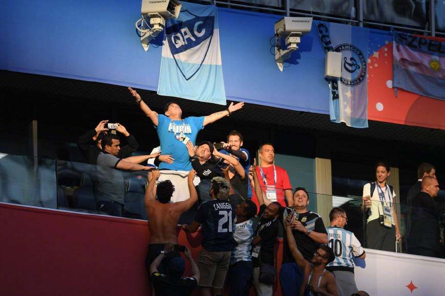 马拉多纳欢呼图片,马拉多纳庆祝动作