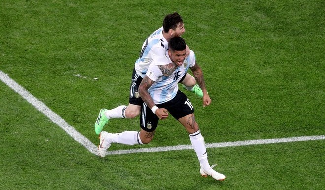 阿根廷梅西赛后欢庆胜利,阿根廷3-0克罗地亚梅西庆祝动作