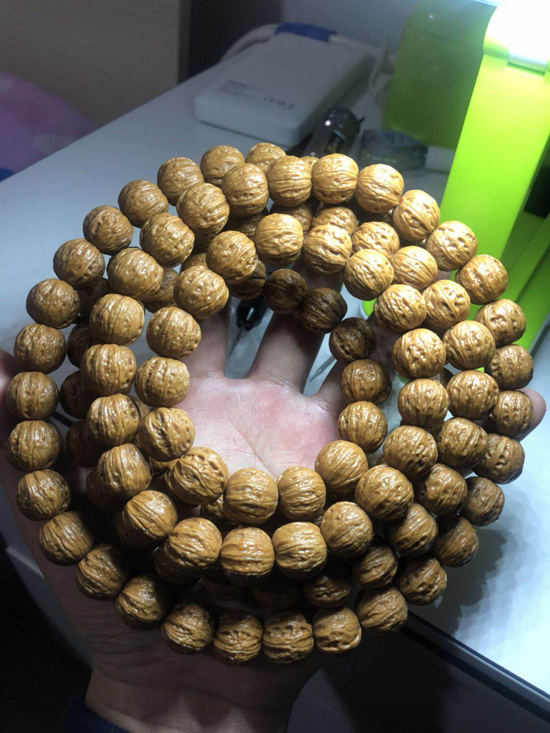 文玩市场淘鬼脸小核桃手串,十棱文玩小核桃手串哪产的