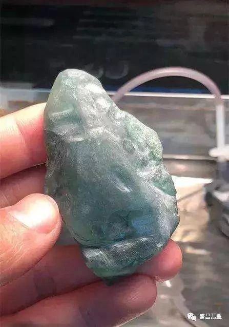 栩栩如生的翡翠原石居然被当做花盆底座