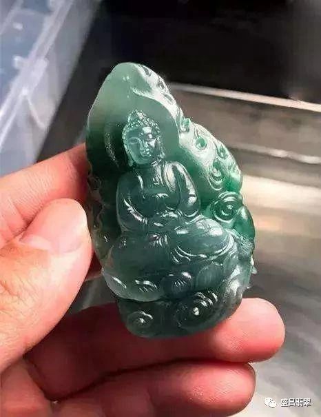 栩栩如生的翡翠原石居然被当做花盆底座