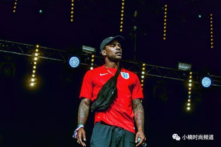 足球服oversize穿搭,今年最流行的足球衣