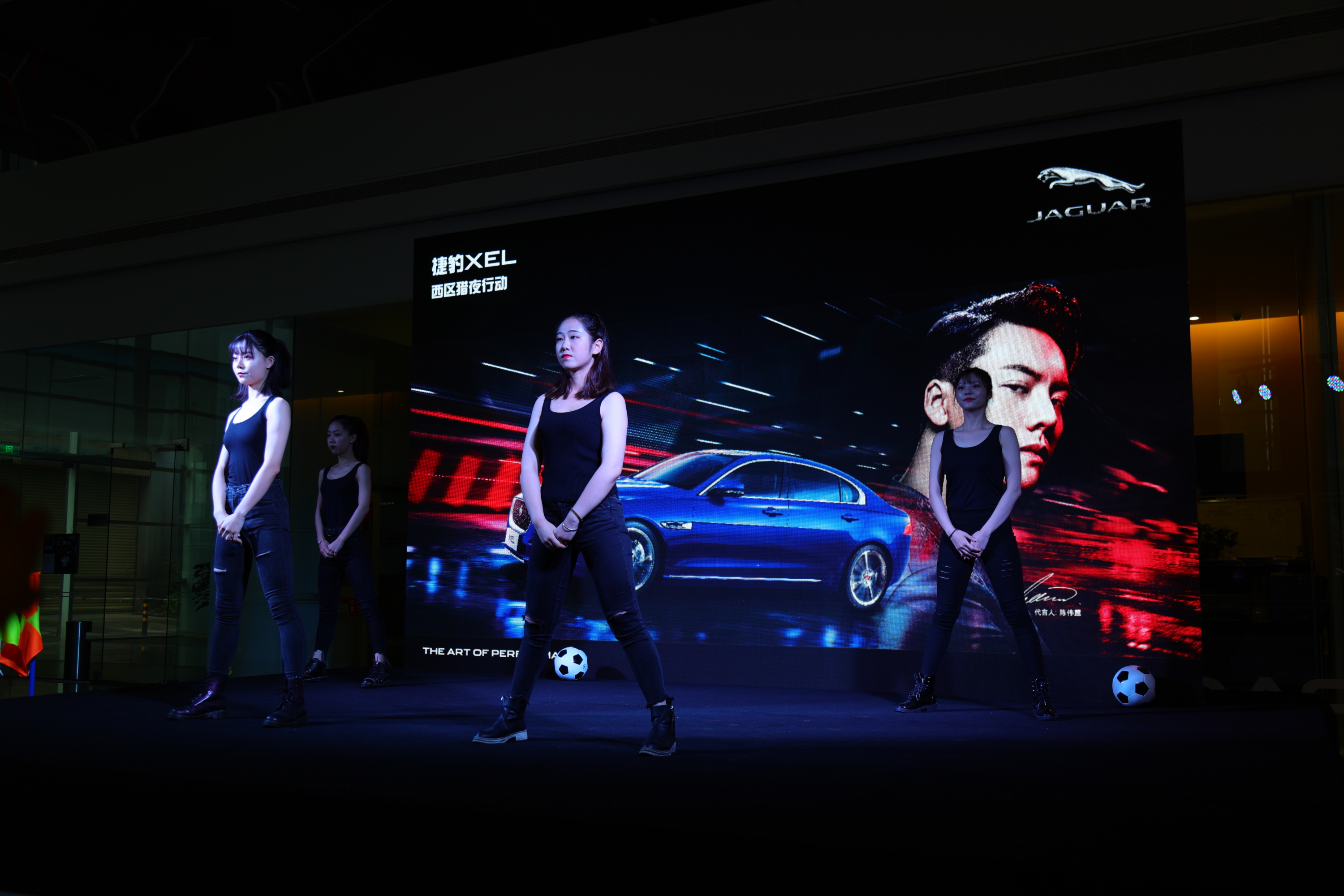 点燃世界杯足球狂欢夜捷豹XEL猎夜行动昆明路捷开启