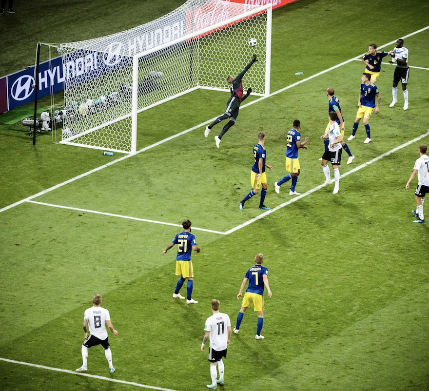 当一个姑娘问你：守门员是不是全队球技最烂的人？该如何回答