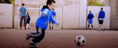 世界杯萌娃,梅西和c罗带娃对比