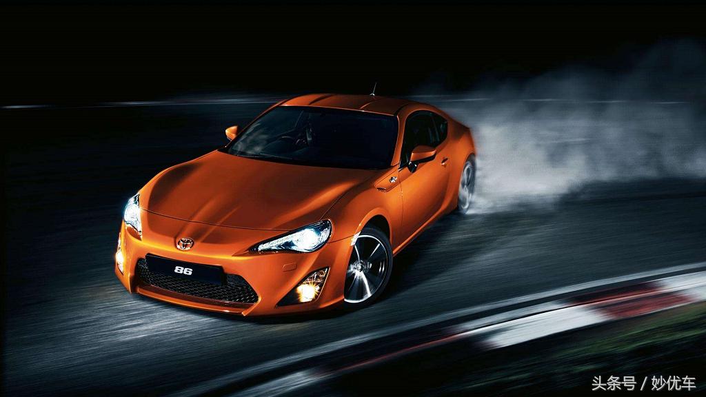 被誉为超跑的足球明星,足球场上的明星