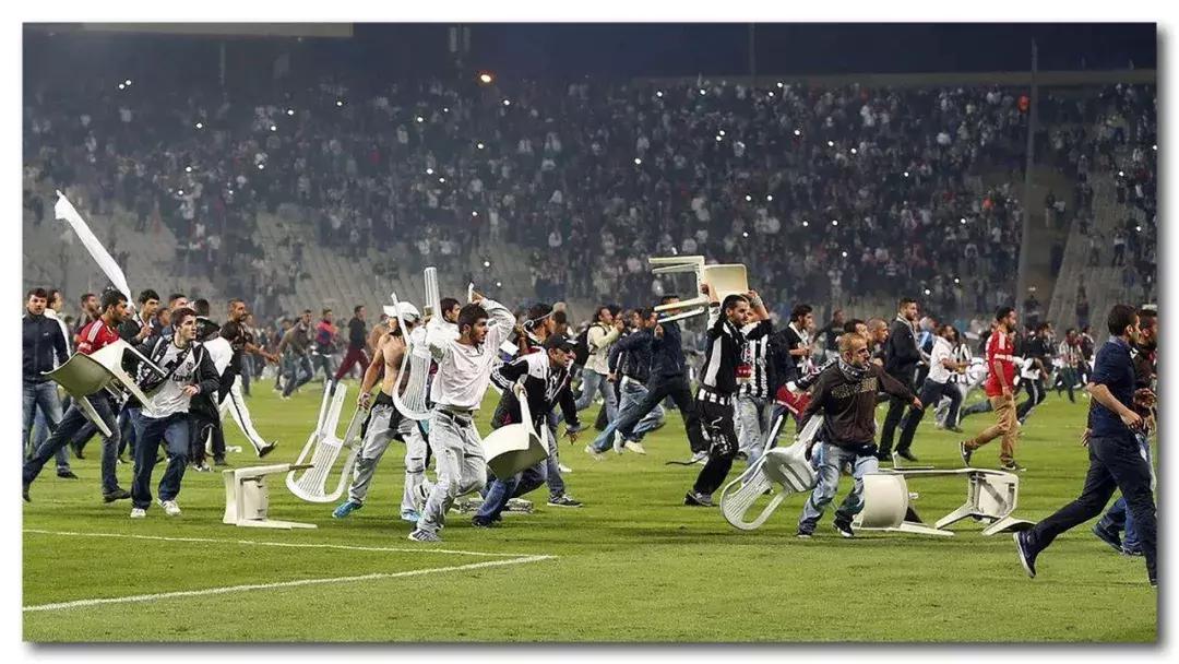 足球场上球员吐痰是什么行为,足球运动员为啥总吐痰