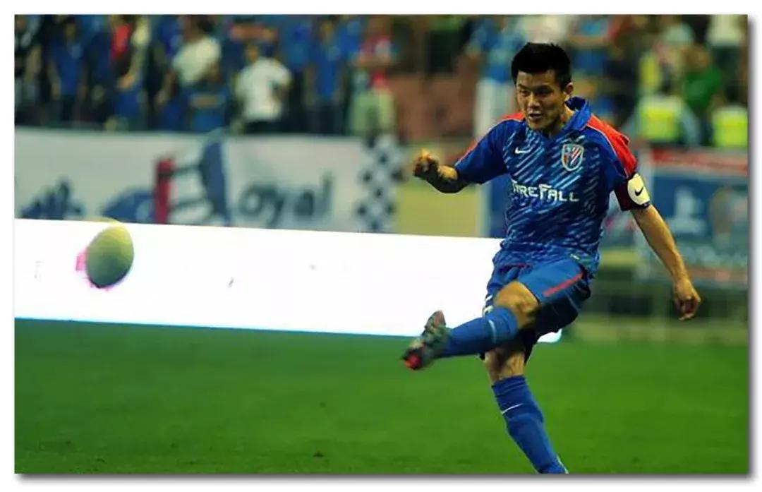 足球场上吐痰不恶心吗,足球场上全是痰