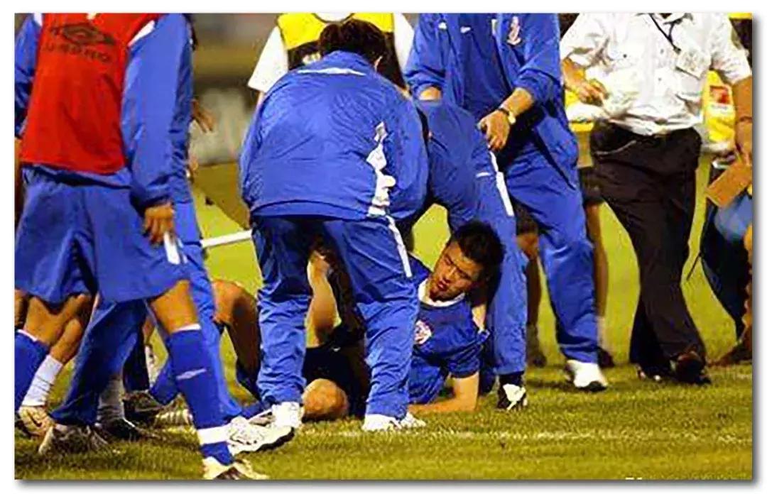 足球场上球员吐痰是什么行为,足球运动员为啥总吐痰