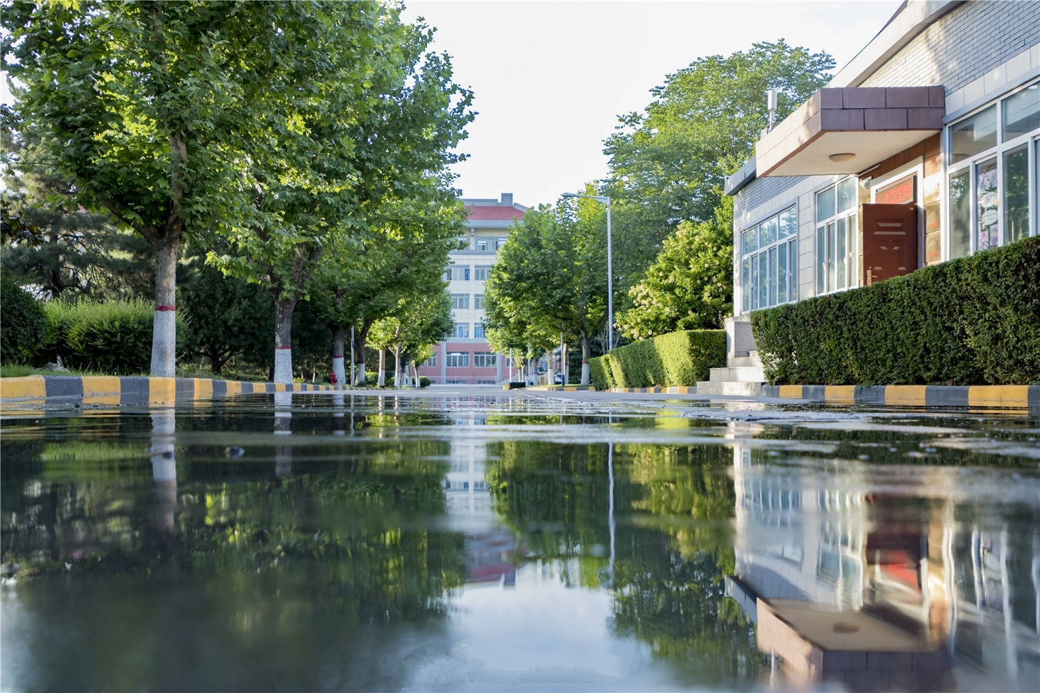 西安思源学院校园风景照片,西安思源学院航拍视频