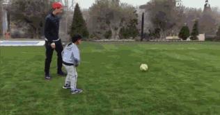 确认过，这些萌子们的足球天赋已得球星老爸们的真传！你更看好哪位萌娃的球技？