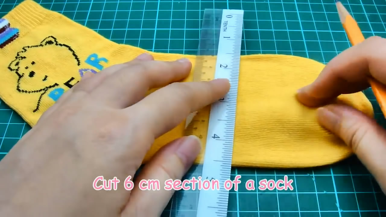 教你学会如何制作可爱的迷你无边帽,用来装饰芭比娃娃非常可爱!