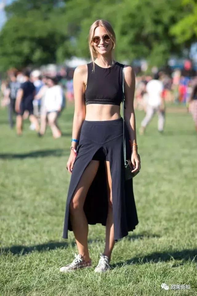 上身短白t恤下身怎么配好看,上身短下身长衣服穿搭