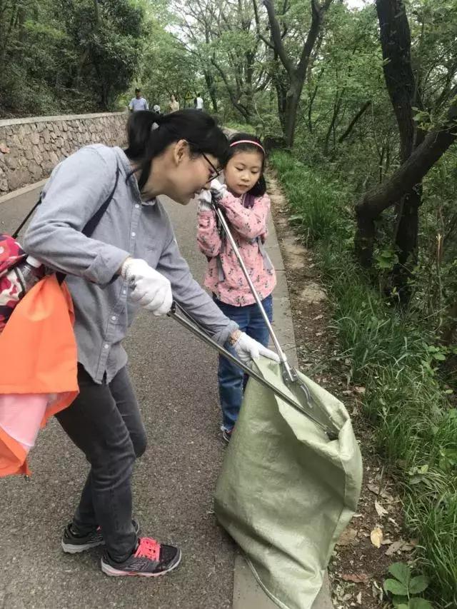 启橙英语*党**支部正式成立，王榕老师受邀参加秦淮区*党**建工作推进会