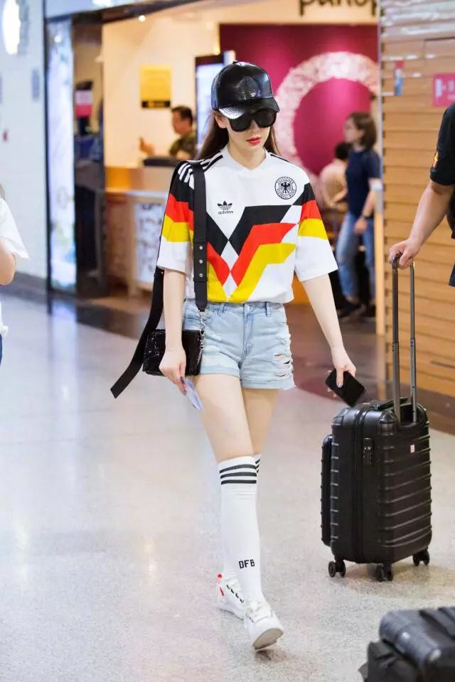 “包子脸”陈妍希穿阿根廷队球服走机场秀被穿成这样的她美到了