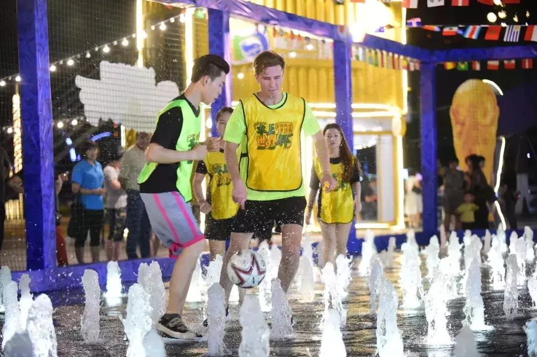 又凉凉？不如来喷泉踢球湿身凉凉！