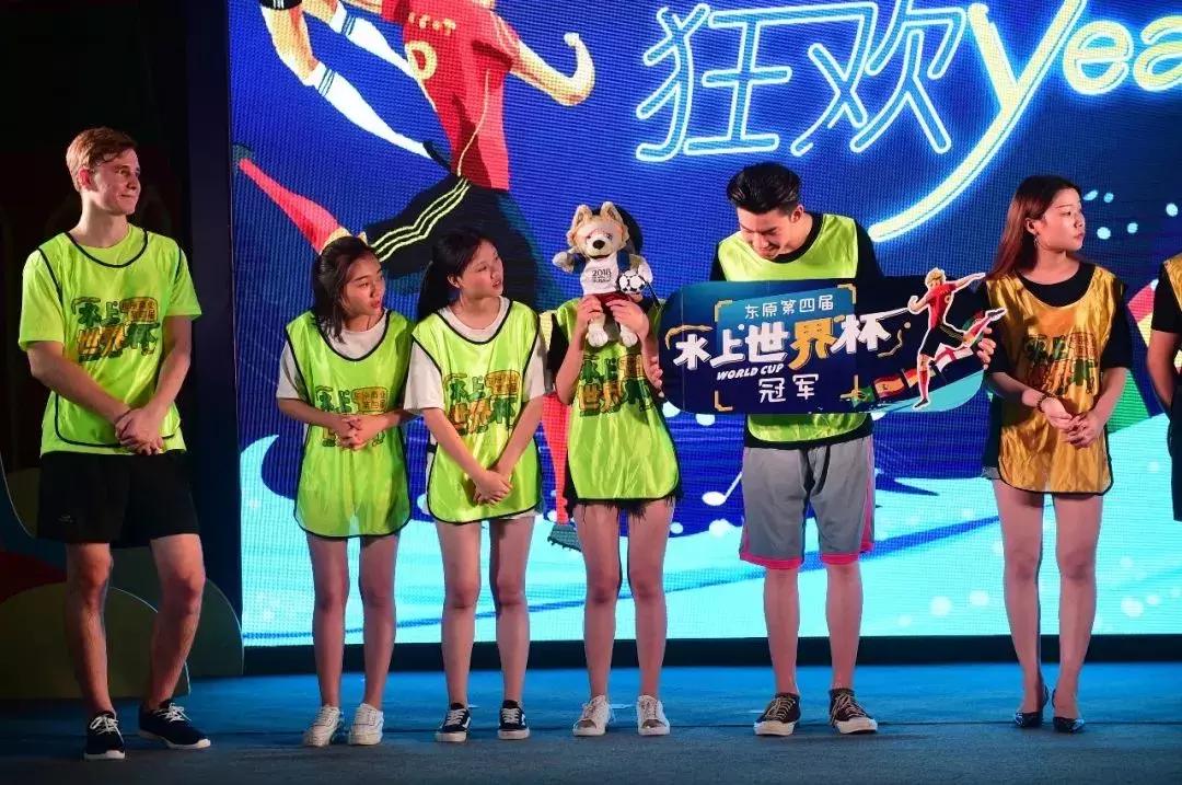 又凉凉？不如来喷泉踢球湿身凉凉！