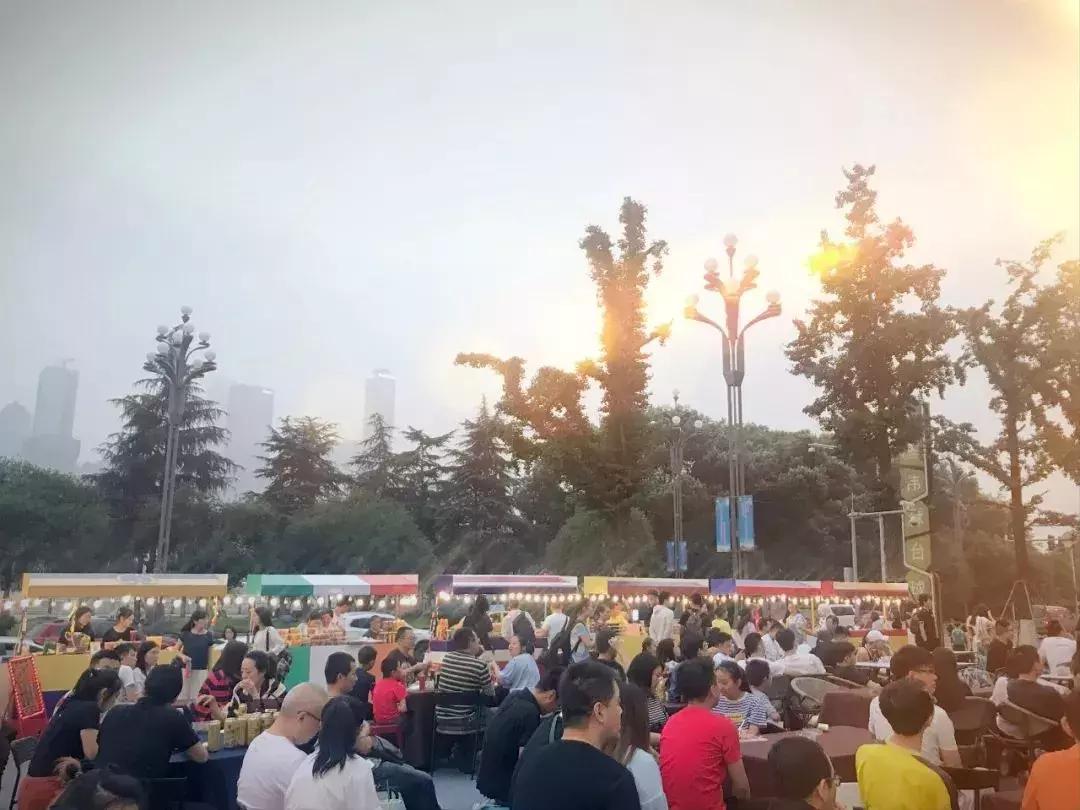 又凉凉？不如来喷泉踢球湿身凉凉！