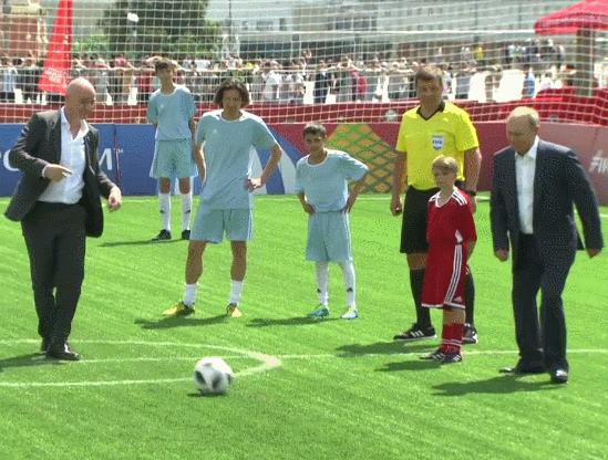 普京射门,普京一人挑战半个球的震撼视频