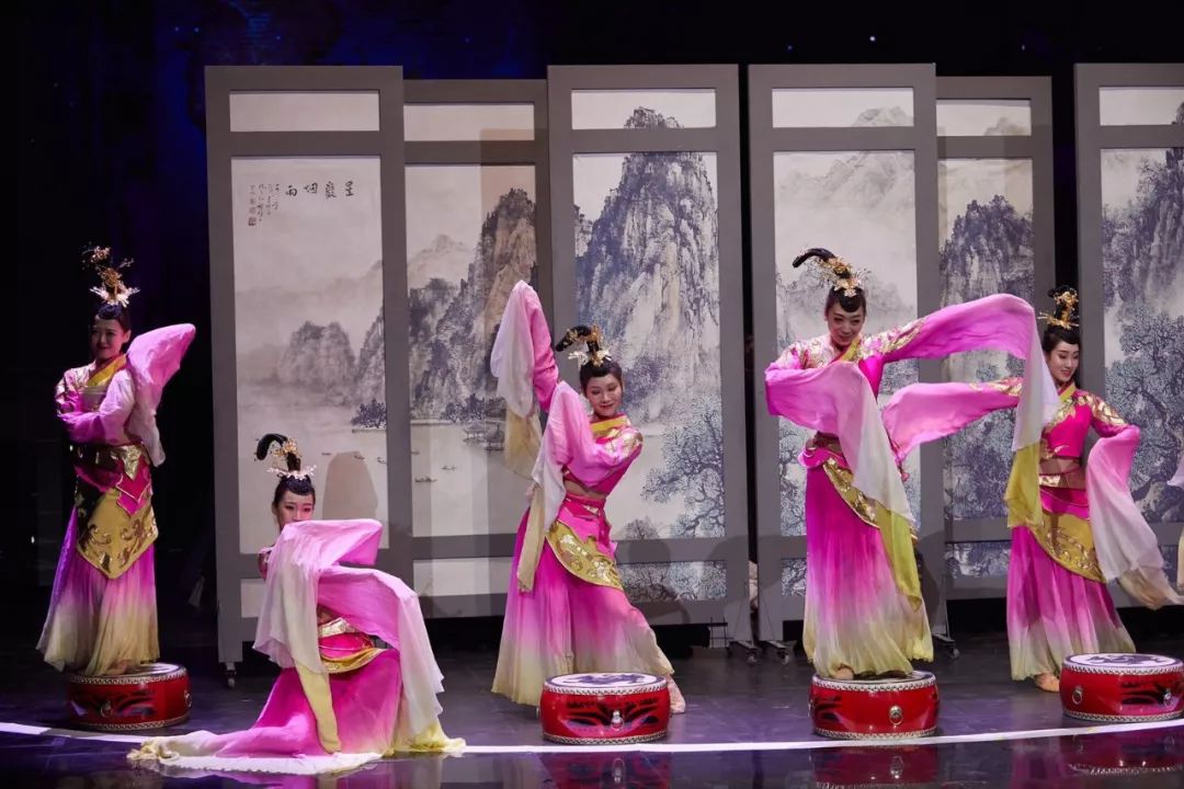 世界杯球员疯抢的那颗足球,踢到了央视的舞台上