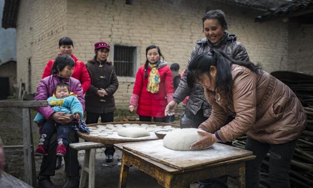 软糯香甜的糍粑快来看看,儿时回忆又香又甜的小糍粑