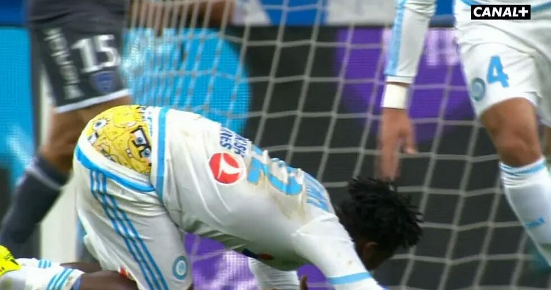 硬汉的蠢萌心！比利时锋霸爱穿海绵宝宝*裤内**演绎快乐足球