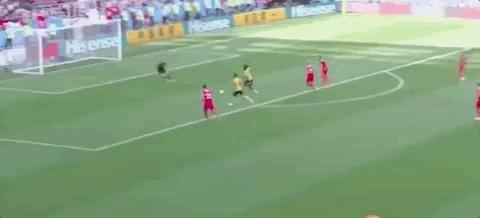 硬汉的蠢萌心！比利时锋霸爱穿海绵宝宝*裤内**演绎快乐足球