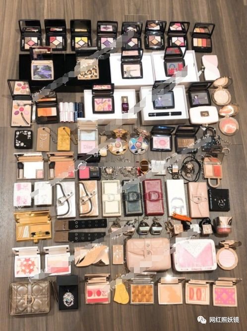 张辛苑用的化妆品,张辛苑化妆台图片