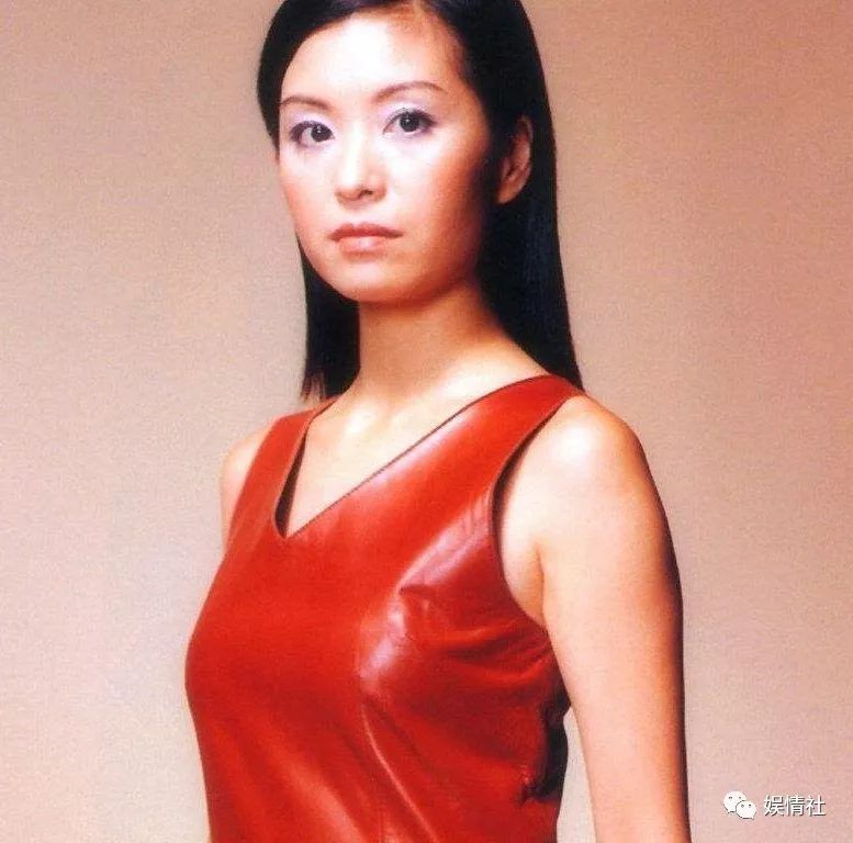 出身贫寒21岁嫁大30岁丈夫,红透香港被高层硬踩,敢让袁咏仪吃翔