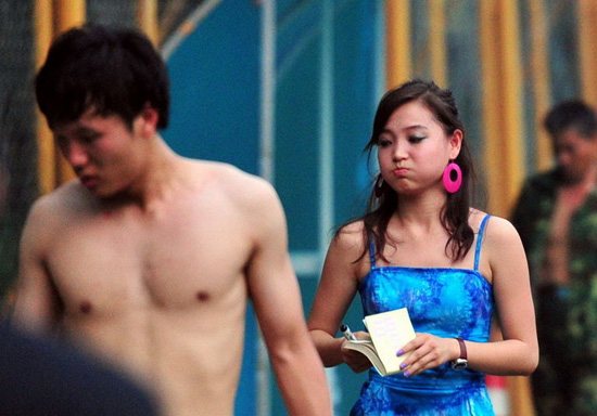 女人看世界杯看的是颜值,女的看足球比赛