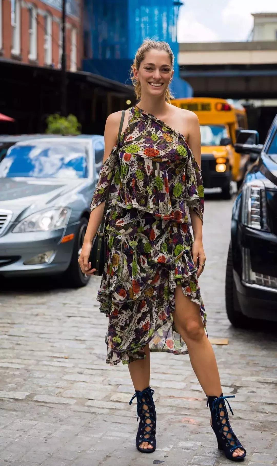 夏季穿搭无肩带内衣美出高级感,夏季穿搭中性风内衣外穿