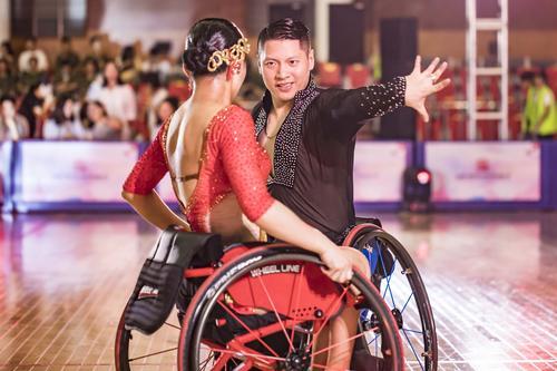 这对广州搭档从小患小儿麻痹，如今轮椅舞蹈世界知名