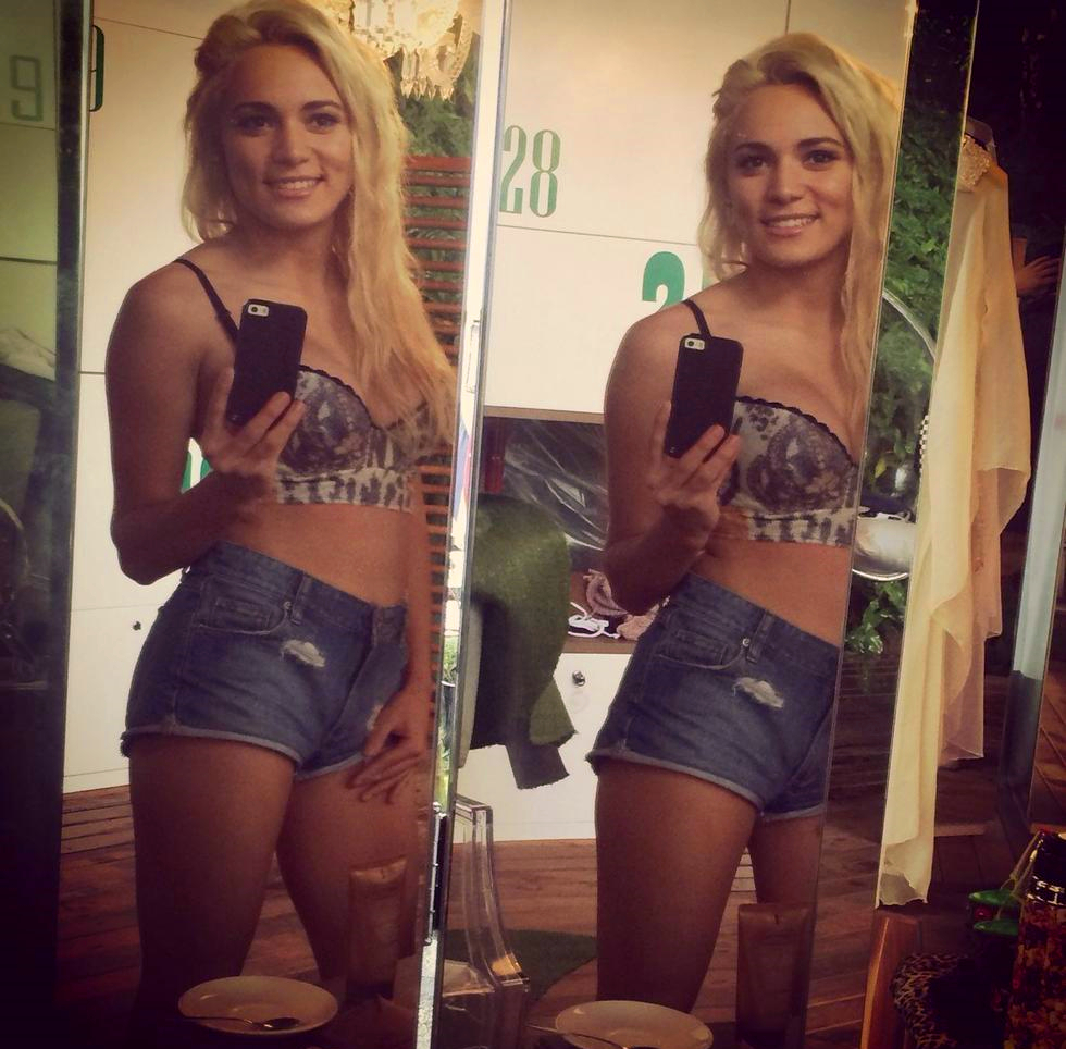 马拉多纳亲吻女友的视频,马拉多纳2018世界杯亲吻女孩