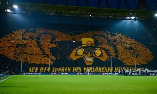 致敬梅西和c罗的十个美丽时刻,梅西跪草坪