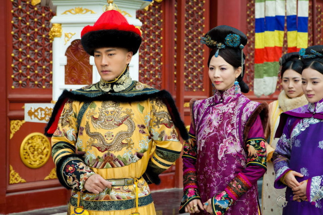 皇太极多尔衮孝庄三人之间的关系,皇太极死后孝庄请多尔衮照顾她们