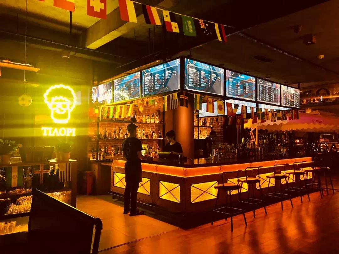 内马尔巴黎看球,内马尔17-18赛季球衣签名