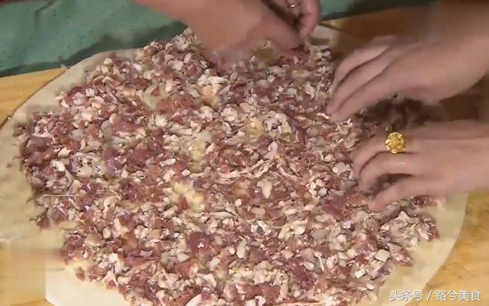 把大饼铺在沙漠上烤，上面直接盖上炭灰，一咬嘎嘣脆，你吃过吗？