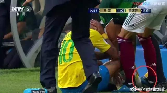 内马尔玩花式足球被揍,内马尔花式足球被揍