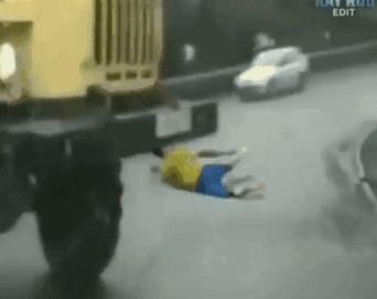 内马尔玩花式足球被揍,内马尔花式足球被揍