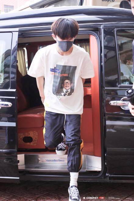 易烊千玺走在夜里大街上,易烊千玺杭州打卡同款