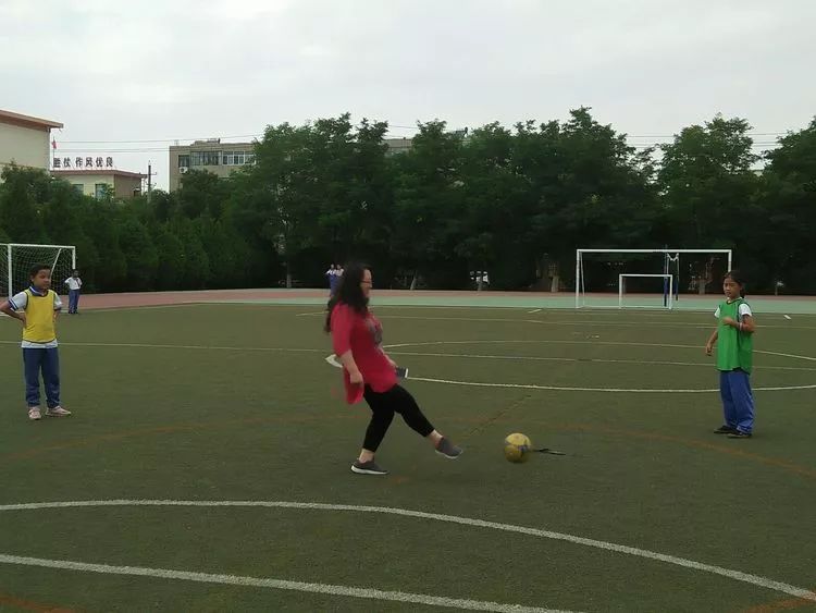 小学五人制女子足球比赛,实验小学足球比赛女生