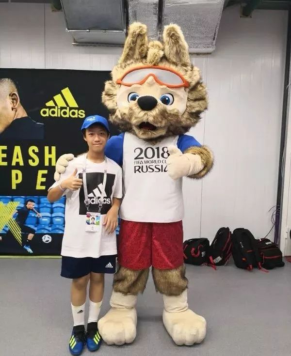 松山湖两名足球小将亮相世界杯,与内马尔、厄齐尔等球星面对面!