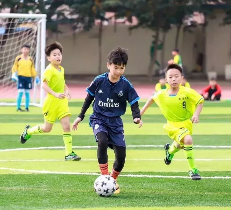 松山湖两名足球小将亮相世界杯,与内马尔、厄齐尔等球星面对面!