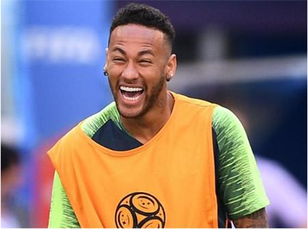 世界杯巴西内马尔球迷头顶方便面,内马尔18年世界杯泡面头