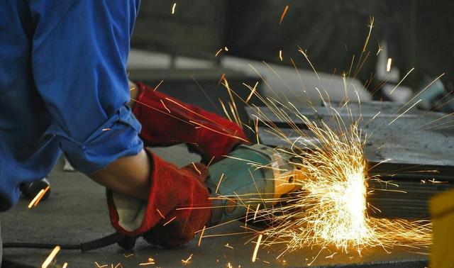 电焊工月薪上万，为何很多女大学生学了电焊专业，却不干呢？