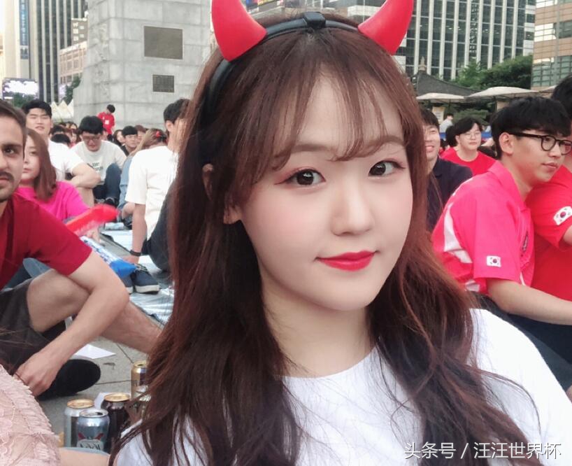 2018世界杯进行时：现场美女球迷图鉴，你更喜欢哪一个？