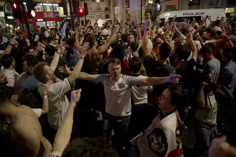 大街一个人都没有，赢球后……世界杯中的英国，有点诡异啊……