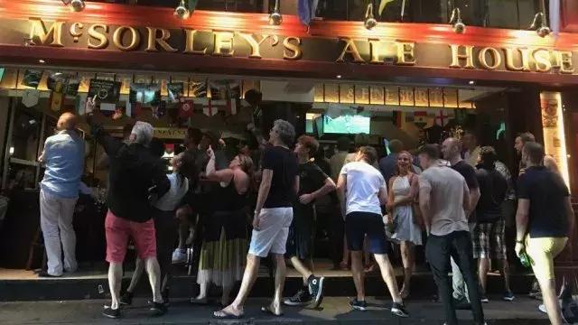 你在家直播看球爽歪歪，香港同胞望眼欲穿哭唧唧……