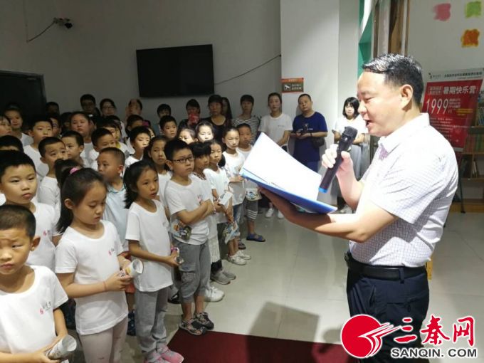 放下手机拿起书本和孩子一起读书,放下手机拿起书籍主题班会