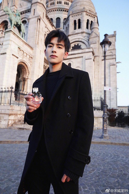 沈月王一博上演最萌身高差,沈月和王一博最新视频